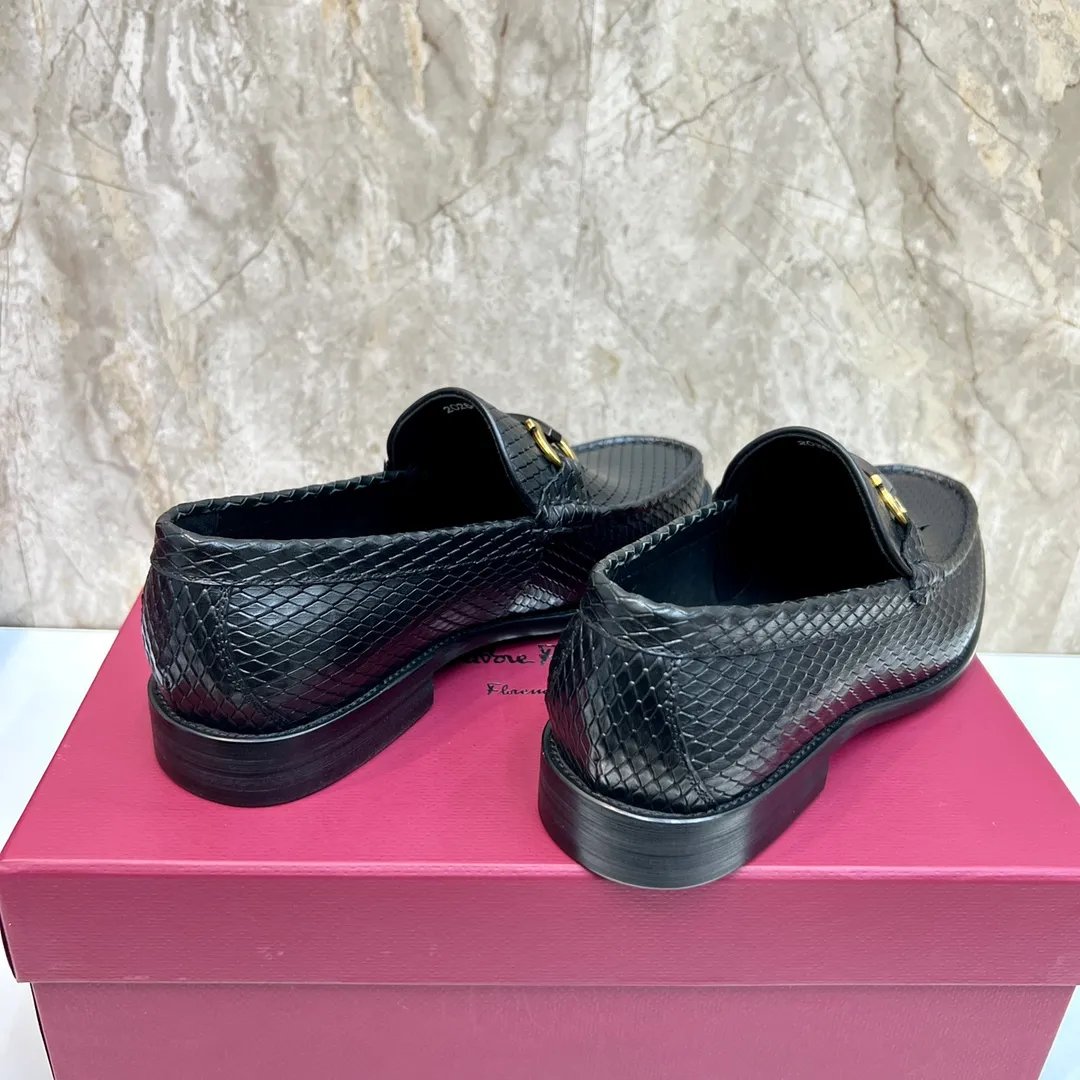 Original order quality P600 Brand: Ferragamo Standard size: Men's size 38/44 (45 can be customized) Grade: Same style as the official website High-quality men's shoes Material: Customized first-layer calfskin with water-dyed cowhide lining Cowhide tiptoe Original non-slip and wear-resistant rubber outsole Style category: Men's formal business leather shoes are young and fashionable European and American trends British style Casual matching Comfortable feet Color: Actual picture